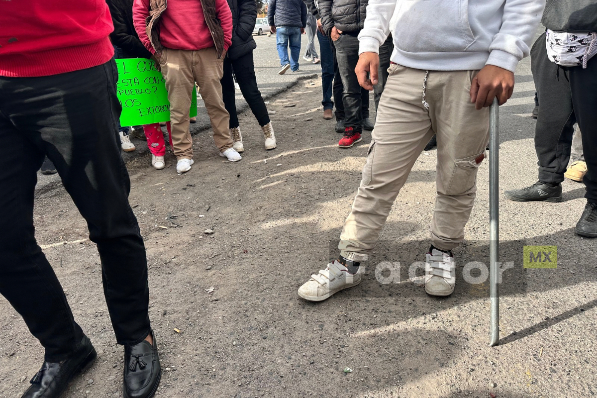 Pobladores de Yebucivi bloquean carretera Toluca-Zitácuaro