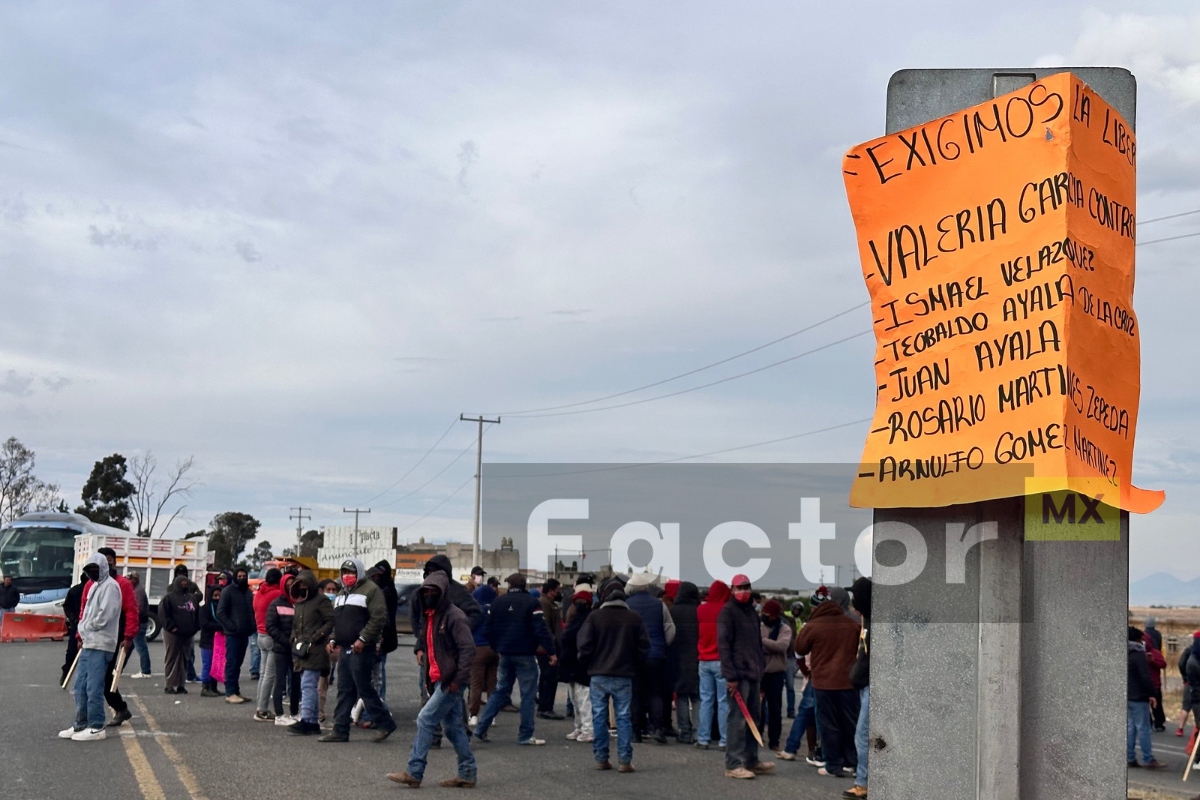 Pobladores de Yebucivi bloquean carretera Toluca-Zitácuaro