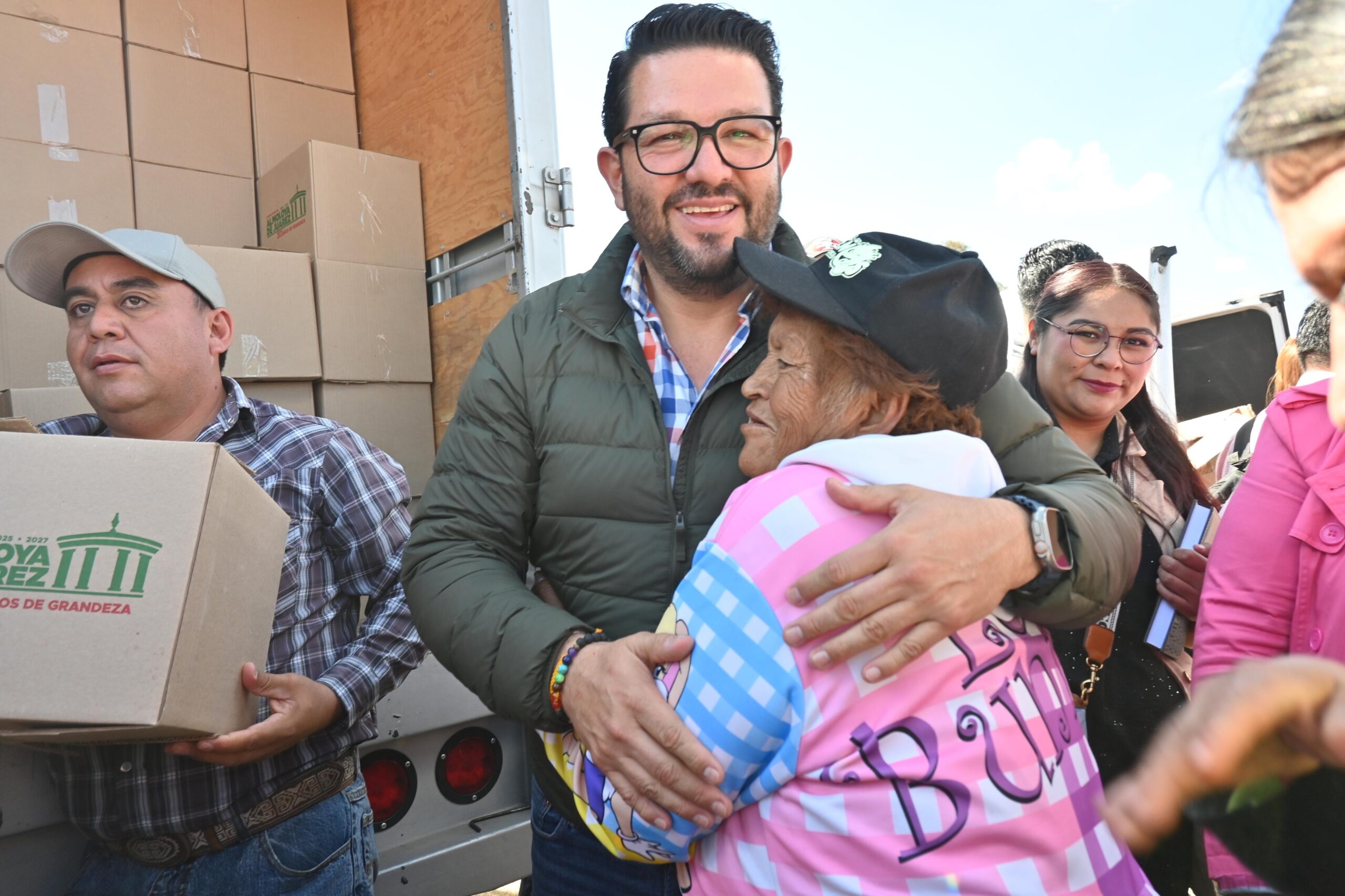 Entrega Adolfo Solís cobijas, despensas y juguetes en Almoloya