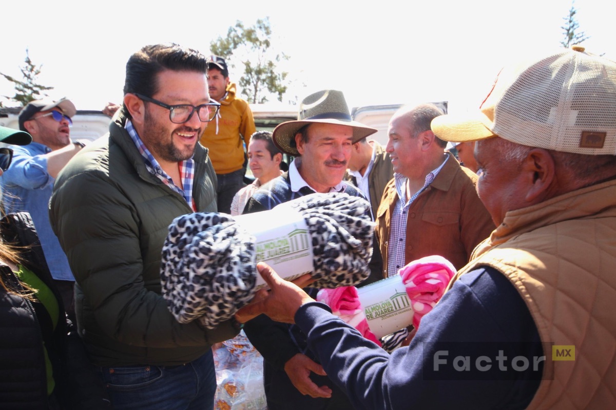 Entrega Adolfo Solís cobijas, despensas y juguetes en Almoloya