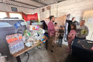 Entrega de víveres a migrantes en albergue