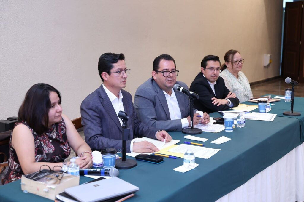 Rectoría: UAEMéx propone reforma con voto sectorial y estudiantes exigen elección directa