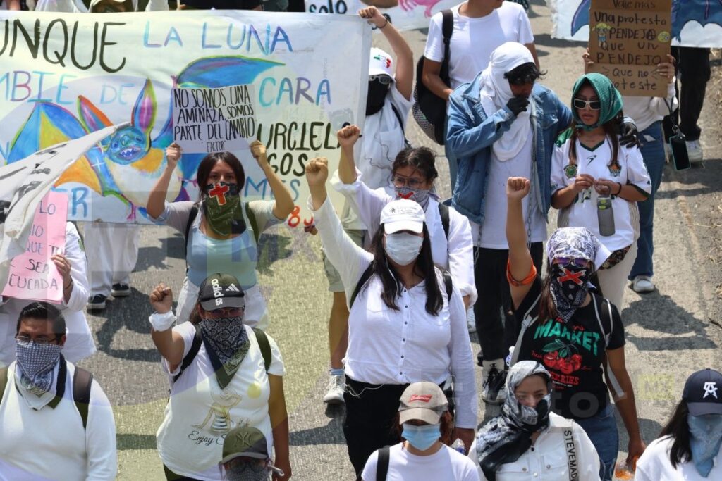 Marchan en silencio estudiantes de la UAEMéx y toman UniRadio para exigir voz sin censura
