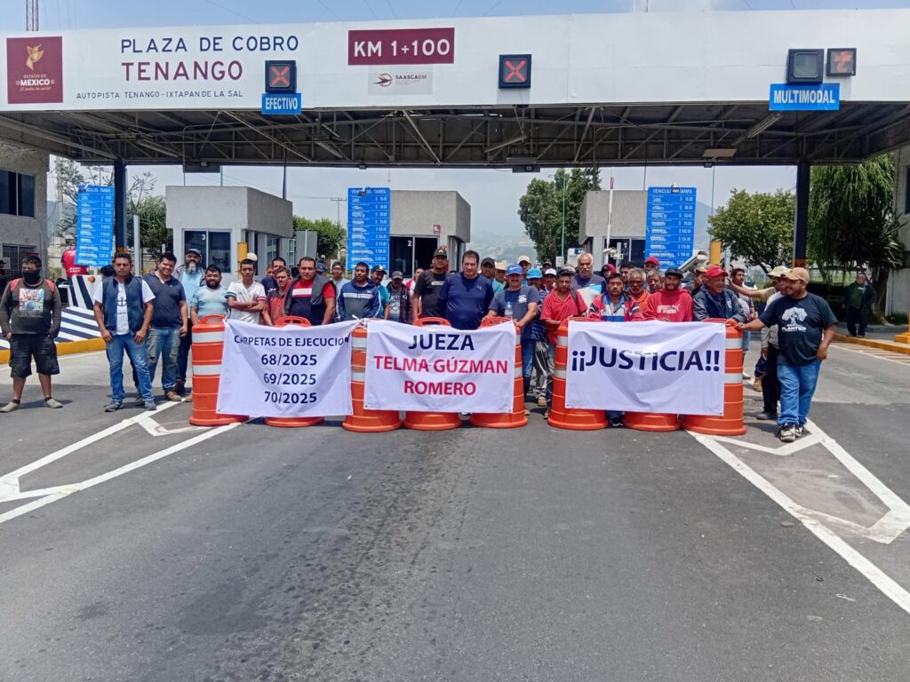 Bloquean autopista Tenango-Ixtapan de la Sal por robo de agua en comunidades floricultoras