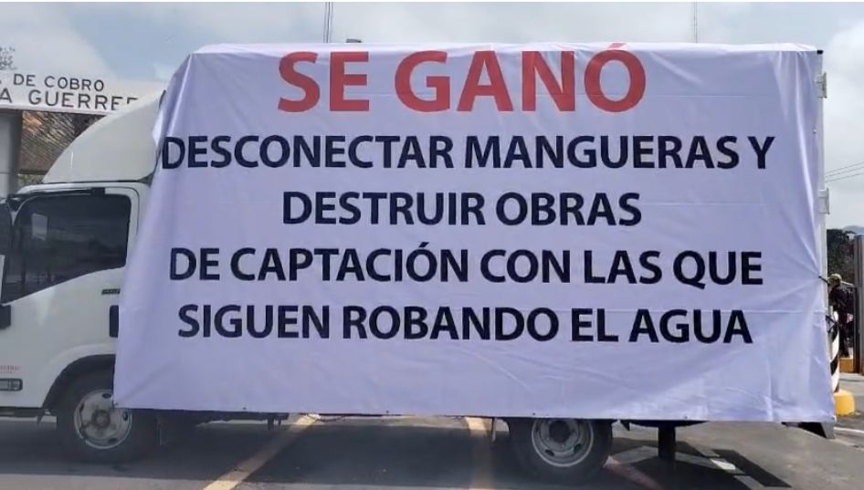 Bloquean autopista Tenango-Ixtapan de la Sal por robo de agua en comunidades floricultoras