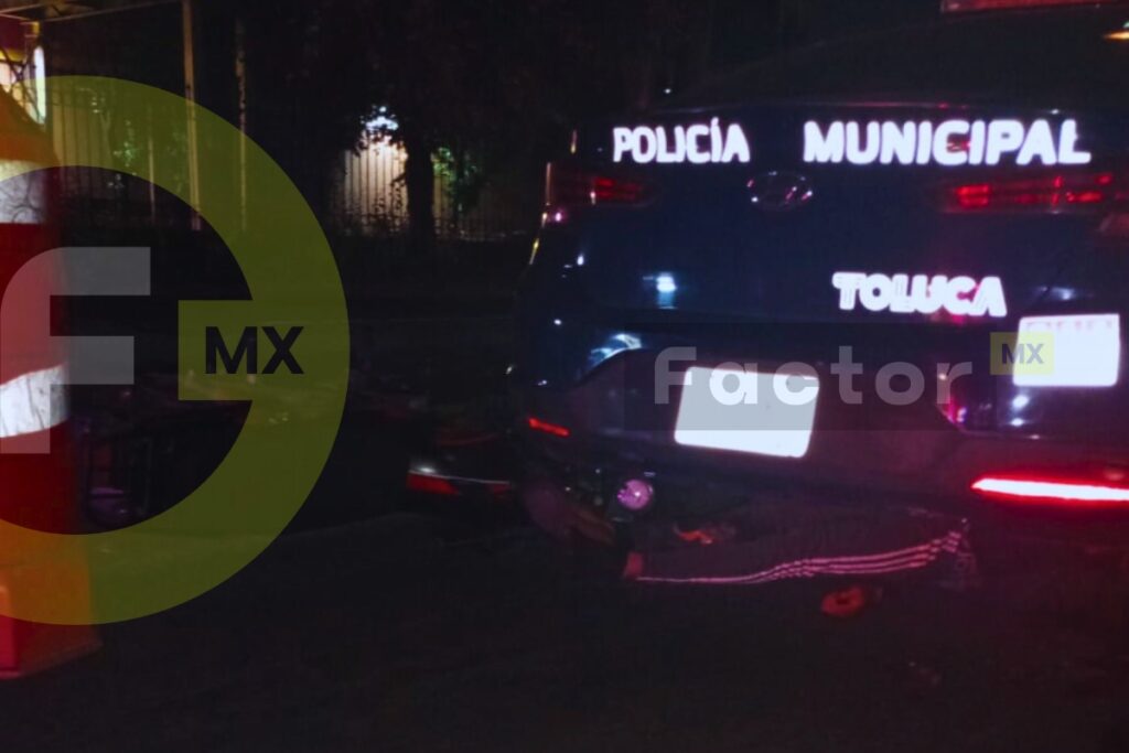 Patrulla en Toluca involucrada en choque; muere motociclista en Paseo Tollocan