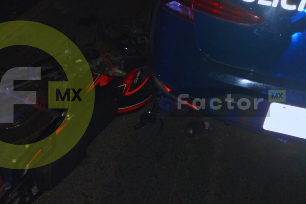 Patrulla en Toluca involucrada en choque; muere motociclista en Paseo Tollocan