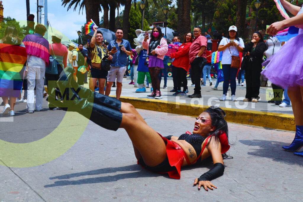 La Marcha del Orgullo LGBTTTIQA+ en Metepec reunió a cientos de personas en un recorrido donde el espacio público se transformó en una afirmación de vida, resistencia y comunidad.