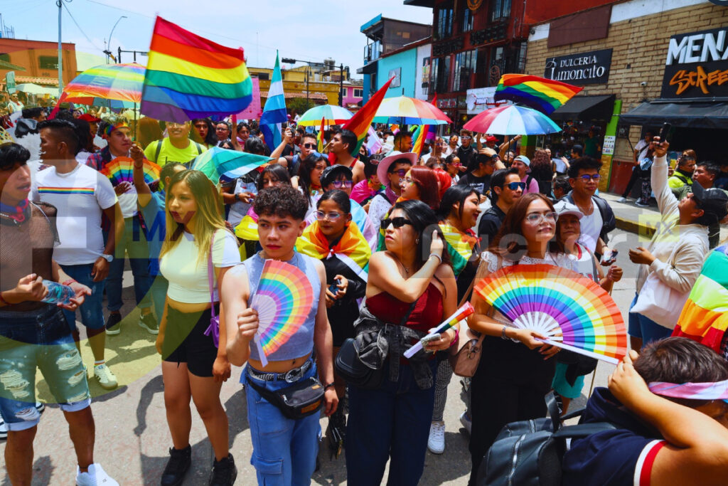 La Marcha del Orgullo LGBTTTIQA+ en Metepec reunió a cientos de personas en un recorrido donde el espacio público se transformó en una afirmación de vida, resistencia y comunidad.