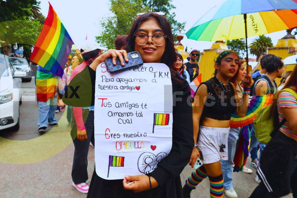 La Marcha del Orgullo LGBTTTIQA+ en Metepec reunió a cientos de personas en un recorrido donde el espacio público se transformó en una afirmación de vida, resistencia y comunidad.