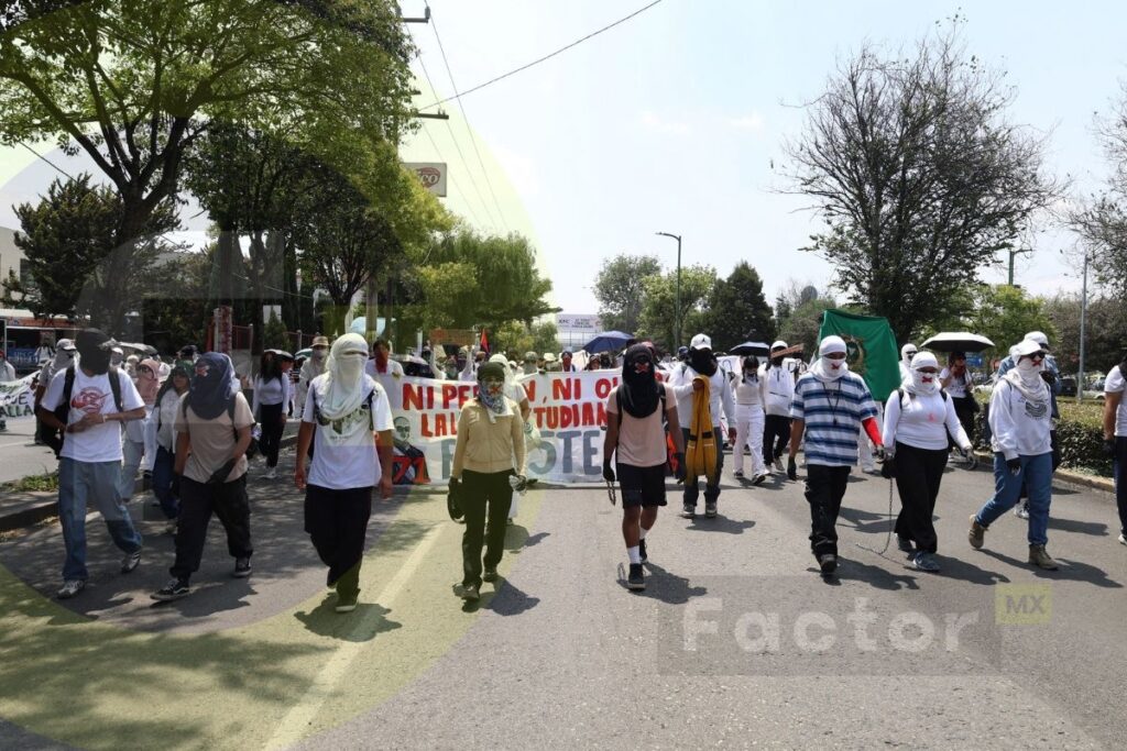 Marchan en silencio estudiantes de la UAEMéx y toman UniRadio para exigir voz sin censura