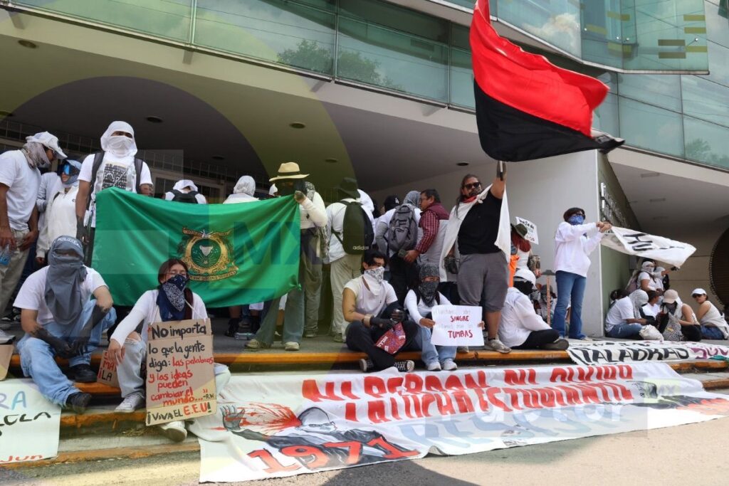 Marchan en silencio estudiantes de la UAEMéx y toman UniRadio para exigir voz sin censura