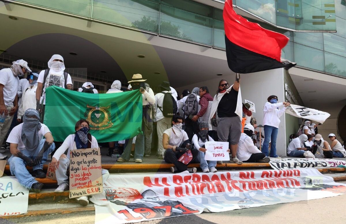 Marchan en silencio estudiantes de la UAEMéx y toman UniRadio para exigir voz sin censura