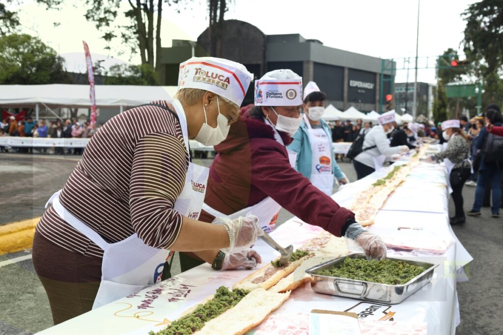 Crean la torta de chorizo más grande del mundo en Toluca