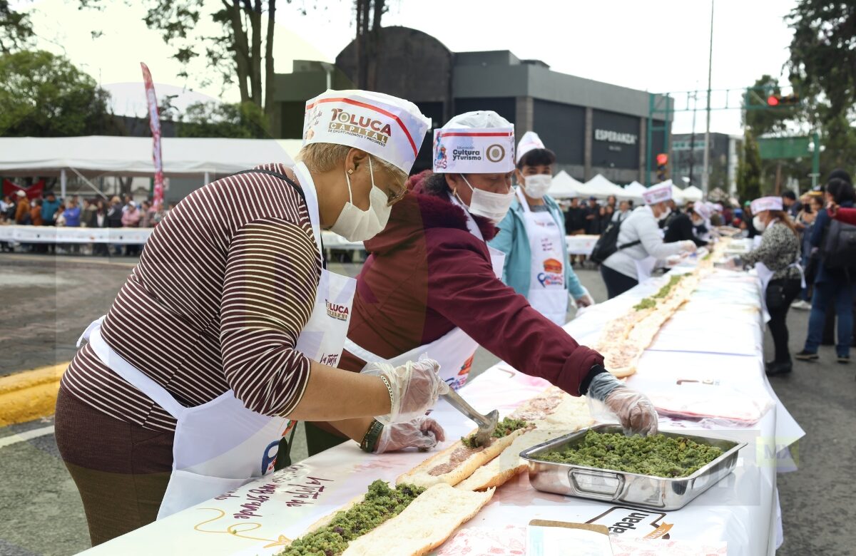 Chorizo y fiesta en Toluca: hacen la torta más grande del mundo