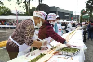 Crean la torta de chorizo más grande del mundo en Toluca