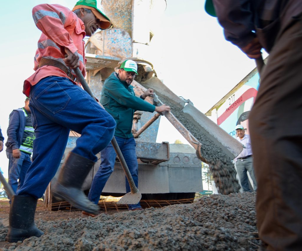 Entrega Adolfo Solis camino y mejora escuelas en Almoloya