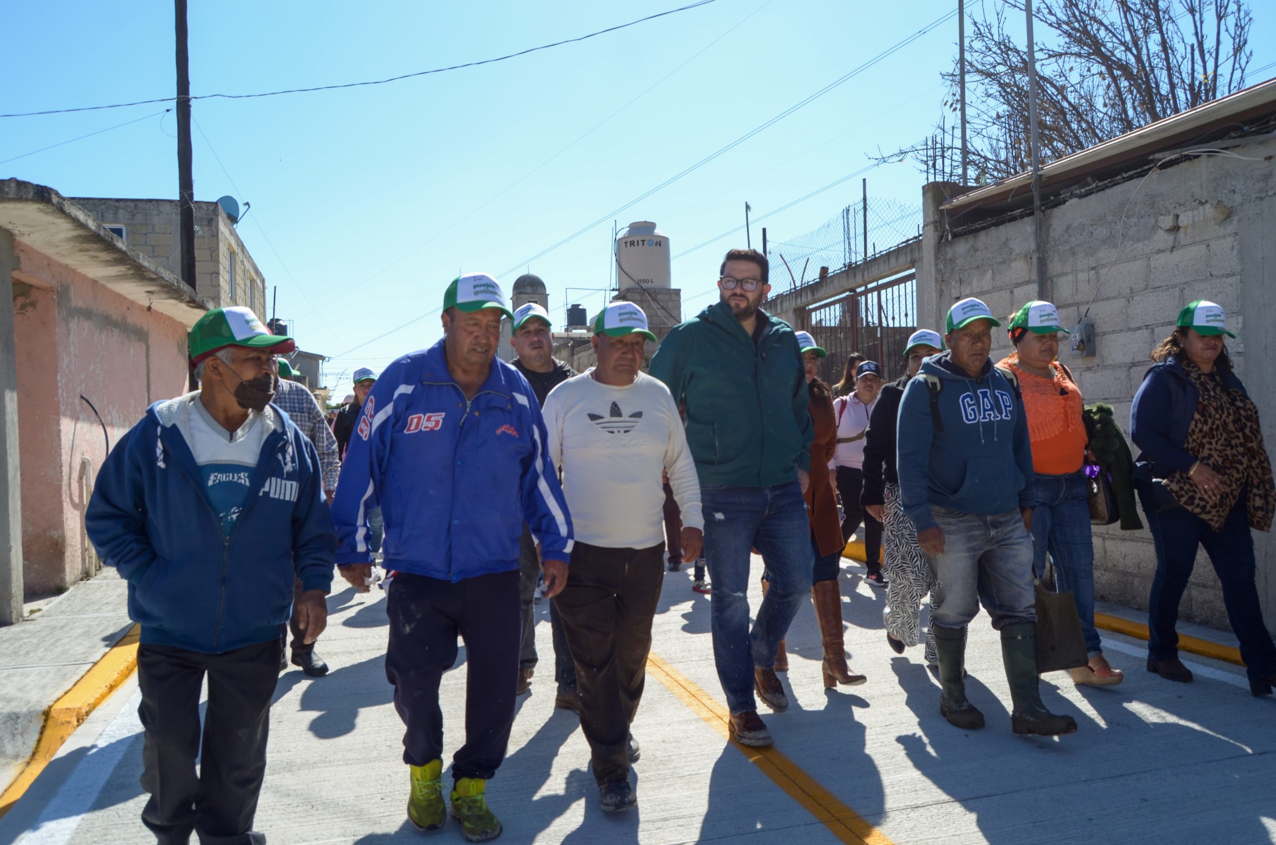 Entrega Adolfo Solís camino y mejora escuelas en Almoloya