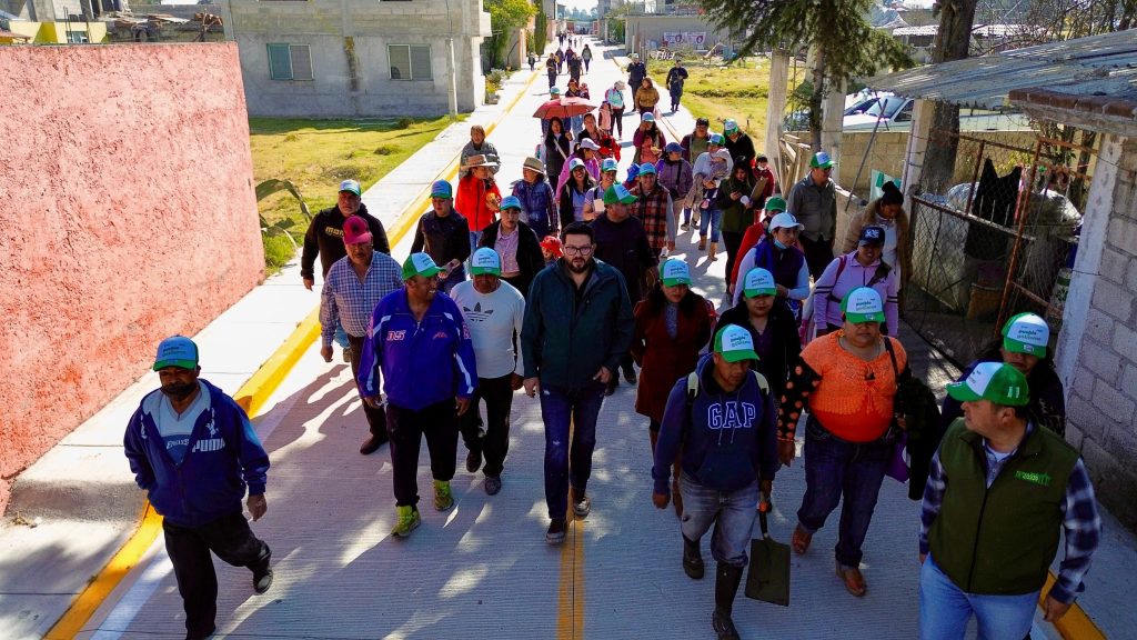 Entrega Adolfo Solis camino y mejora escuelas en Almoloya