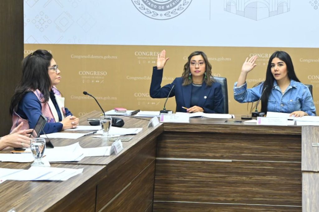 Diputadas del Congreso del Estado de México durante sesión de comisión donde se avaló agilizar el cambio de nombre en Edomex.