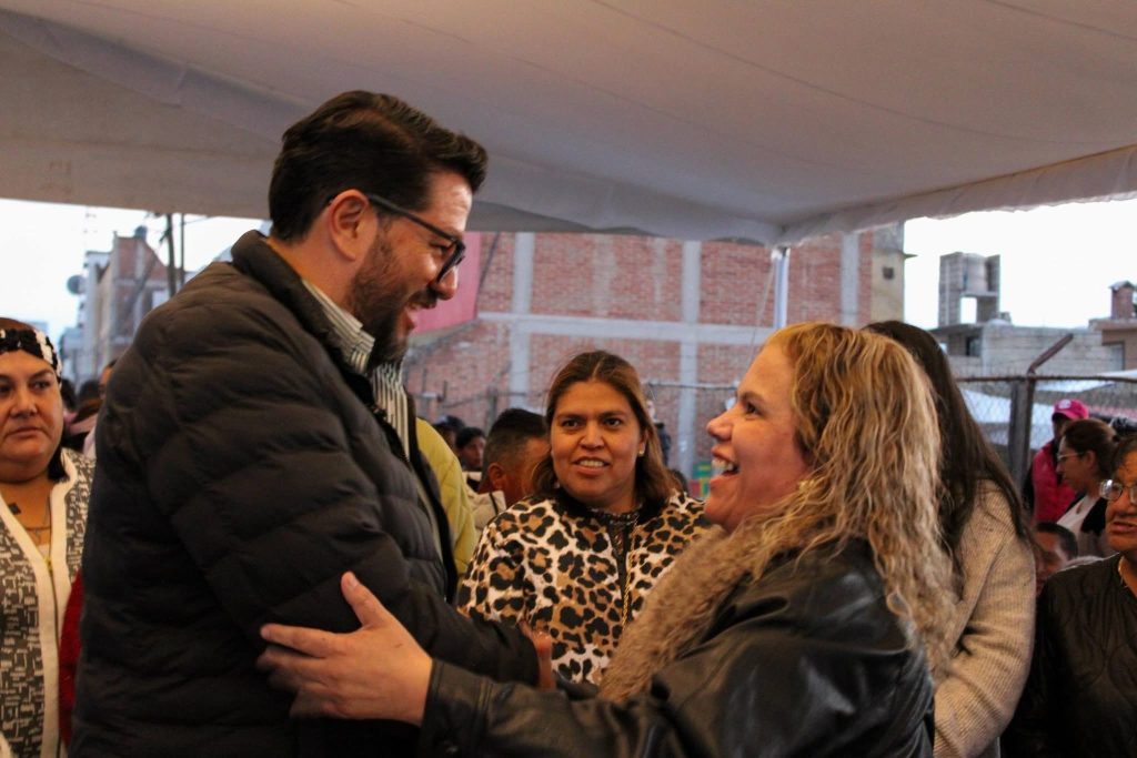 Entrega Adolfo Solís nuevas calles en Almoloya de Juárez