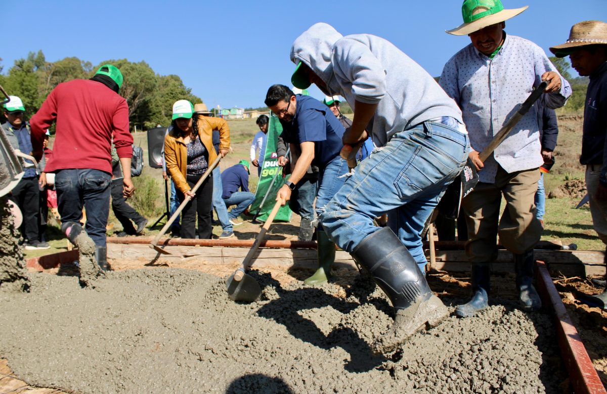 Vecinos toman la pala y aceleran obras en Almoloya de Juárez