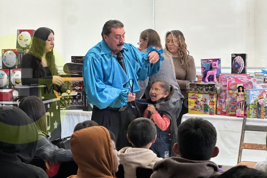 Mago ofrece show a niños con cáncer en Toluca durante su festejo
