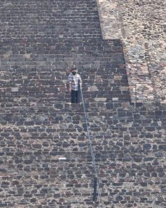 Agresor en Pirámide de la Luna durante ataque en Teotihuacán