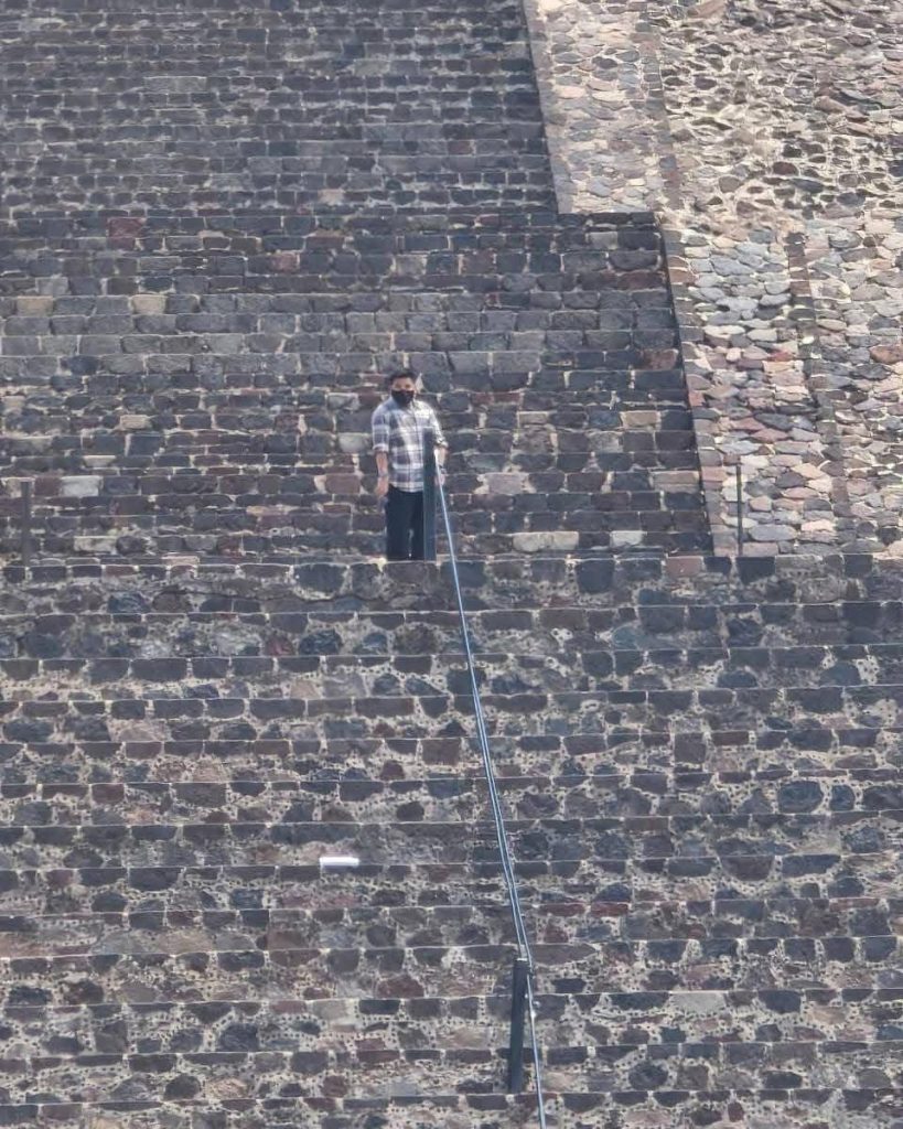 Agresor en Pirámide de la Luna durante ataque en Teotihuacán