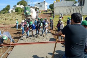Adolfo Solís agarra la pala en Yebuciví y mejora acceso a unidad deportiva