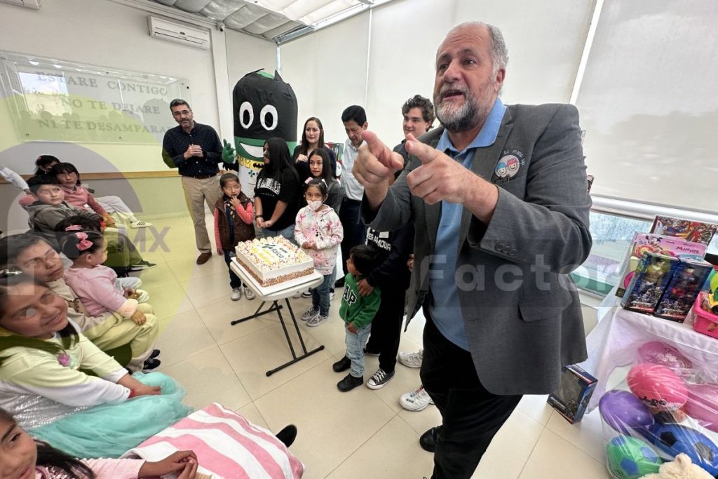 Niños con cáncer celebran con pastel en Toluca