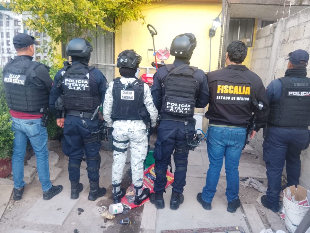 Elementos de seguridad durante operativo en Colinas del Sol en Almoloya de Juárez