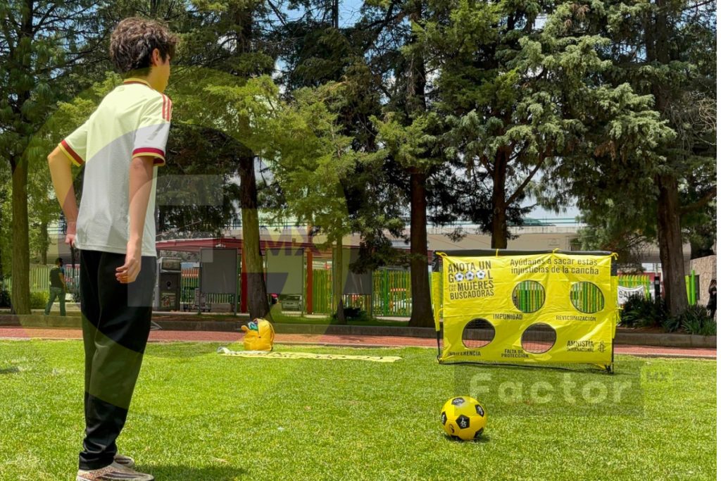 Joven participa en la campaña de Amnistía Internacional “Mete un gol por las mujeres buscadoras” en Toluca.