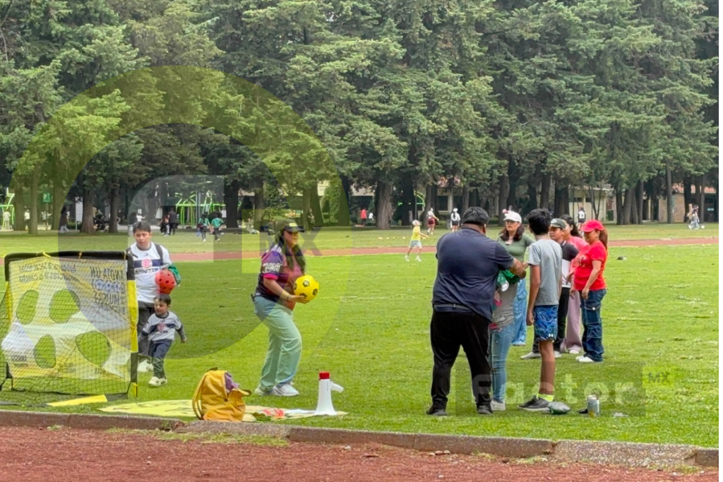 Familias participan en una dinámica de futbol organizada por Amnistía Internacional en un parque de Toluca.